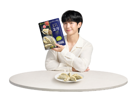 오뚜기가 공개한 만두 브랜드 ‘X.O.만두’ 리뉴얼 출시 기념 신규 TV CF의 광고모델인 정해인이 제품을 들고 있는 모습 / 사진 = 오뚜기