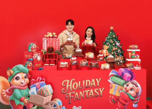 -) SPC 배스킨라빈스가 ‘홀리데이 판타지’ 콘셉트로 선보인 2025 크리스마스 케이크 대표 제품 ‘초코 스모어 판타지(왼쪽)’와 ‘골든 브륄레 판타지(오른쪽)’