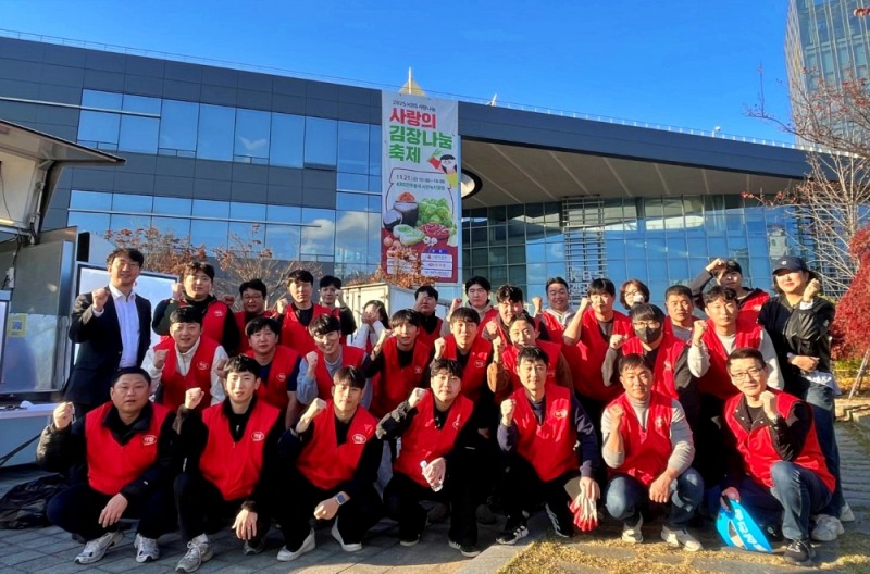 '2025 사랑의 김장나눔 축제'에 참여한 ㈜하림 임직원 30여 명이 봉사 활동에 앞서 단체 사진을 촬영하고 있다. 사진=(주)하림