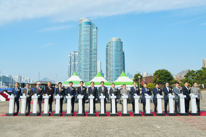 아이파크마리나와 HDC현대산업개발은 오는 24일 부산 수영만요트경기장 재개발 착공식을 진행했다. (사진 왼쪽 일곱 번째부터 오른쪽으로 주진우 국회의원, 안성민 부산시 의회 의장, 박형준 부산시장, 이성용 아이파크마리나 대표, 정경구 HDC현대산업개발 대표) / 사진 = HDC현대산업개발