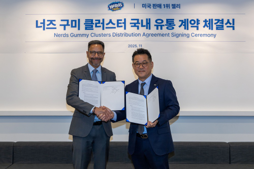 서울 종로구에 위치한 매일유업 본사에서 미국 제과기업 페라라 캔디 컴퍼니(Ferrara Candy Company)와 협력해 미국 캔디 브랜드 ‘너즈(NERDS)’ 국내 독점 유통계약을 맺는 체결식을 진행했다. (좌) Guillaume Simon 페라라 캔디 컴퍼니(Ferrara Candy Company) 해외사업총괄(Chief International Officer)과 (우) 곽정우 매일유업 대표가 체결식 기념 사진을 촬영하고 있다. / 사진 = 매일유업