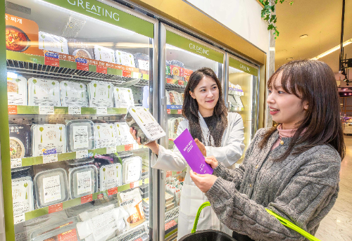 경기 성남시에 위치한 현대백화점 판교점 지하1층 현대식품관에서 현대그린푸드 영양사가 '세이프티 스코어'가 적용된 가공식품을 고객에게 안내해주고 있는 모습 / 사진 = 현대백화점