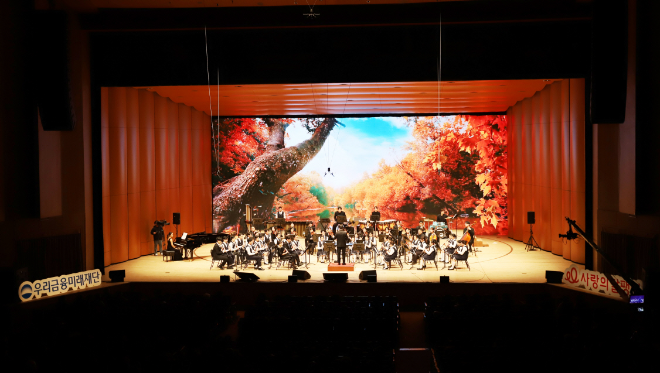 청각장애 유소년으로 구성된 우리금융x클라리넷앙상블 단원들이 여의도 KBS홀에서 공연을 펼치고 있다. / 사진=우리금융그룹