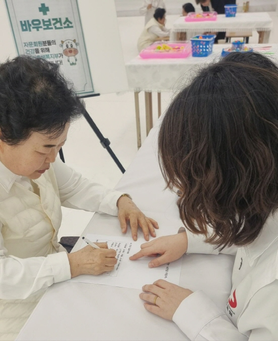 23일 신천지 부천교회 상담부스에서 간호사가 일대일 진단을 하고 있다. (신천지 부천교회 제공)
