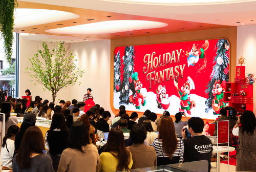 24일 '워크샵 by 배스킨라빈스'에서 열린 2025 크리스마스 케이크 쇼케이스에서 참석자들이 제품 설명을 듣고 있다. / 사진 = 배스킨라빈스