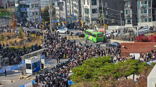 학부모들이 퇴실하는 수험생들을 맞이하고 있다.(후문) / (사진제공=중앙대)