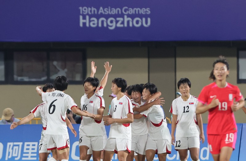 2023 항조우 아시안게임 여자축구 한국과 북한 경기에서 북한 선수들이 환호하는 모습.