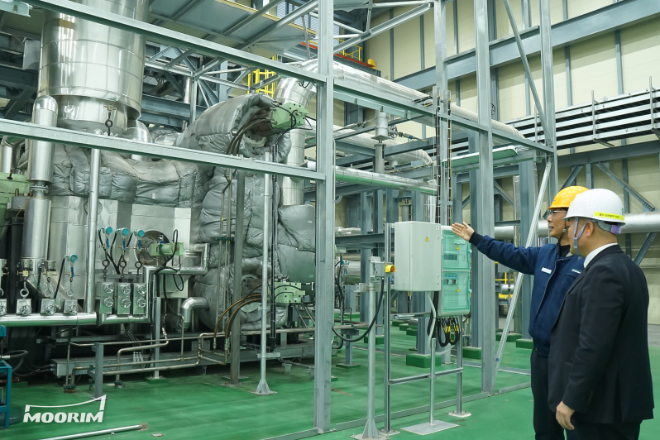 민상기 탄녹위 녹색성장국장(사진 오른쪽)과 김상우 무림P&P 프로젝트담당(사진 왼쪽), 대통령직속 ‘2050 탄소중립녹색성장위원회’(위원장: 김민석 국무총리, 이하 ‘탄녹위’)가 무림P&P 울산공장의 신규 친환경 고효율 회수 보일러(이하 ‘친환경 회수 보일러’)를 시찰하고 있다. / 사진제공=무림페이퍼