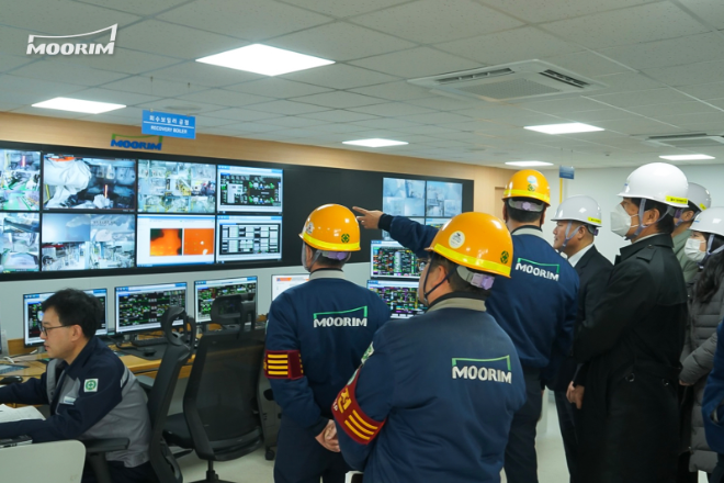 대통령직속 ‘2050 탄소중립녹색성장위원회’(위원장: 김민석 국무총리)가 지난 11월 19일 무림P&P 울산공장을 내방, 신규 친환경 고효율 회수 보일러 컨트롤룸을 살펴보고 있다. / 사진제공=무림페이퍼