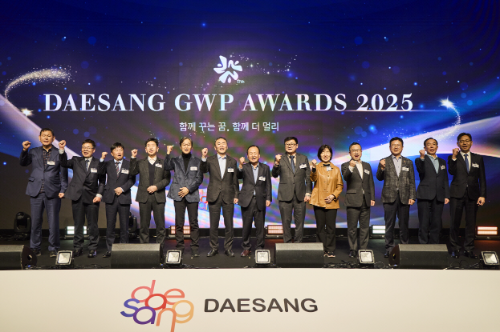 24일 서초구 JW 메리어트 호텔 서울에서 열린 'GWP AWARDS 2025'에서 대상과 파트너사 관계자들이 기념사진을 촬영하고 있다. / 사진 = 대상