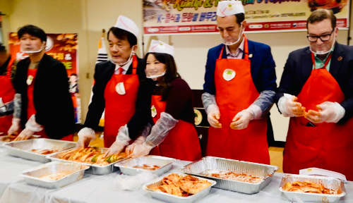 CJ제일제당이 제품 후원에 참여한 미국 ‘버지니아 김치의 날’ 행사에 한인회 관계자와 아이린 신 버지니아 하원의원을 비롯한 주 정치인들이 김치를 담근 후 기념촬영을 하고 있다. / 사진 = CJ제일제당