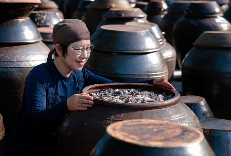 진아에프앤씨 송연실 대표가 경주 왕신장독대의 장독을 살펴보고 있다./진아에프앤씨 제공