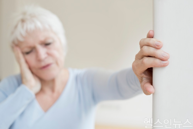 갑자기 일어날 때 어지럼증이 반복된다면 기립성 저혈압을 의심하고 생활습관을 조정하는 것이 중요하다. (이미지 제공=클립아트코리아)