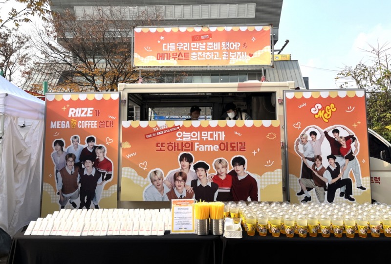 (▲메가MGC커피, 라이즈 쇼케이스에 커피차 깜짝 지원 /사진 제공=메가MGC커피)