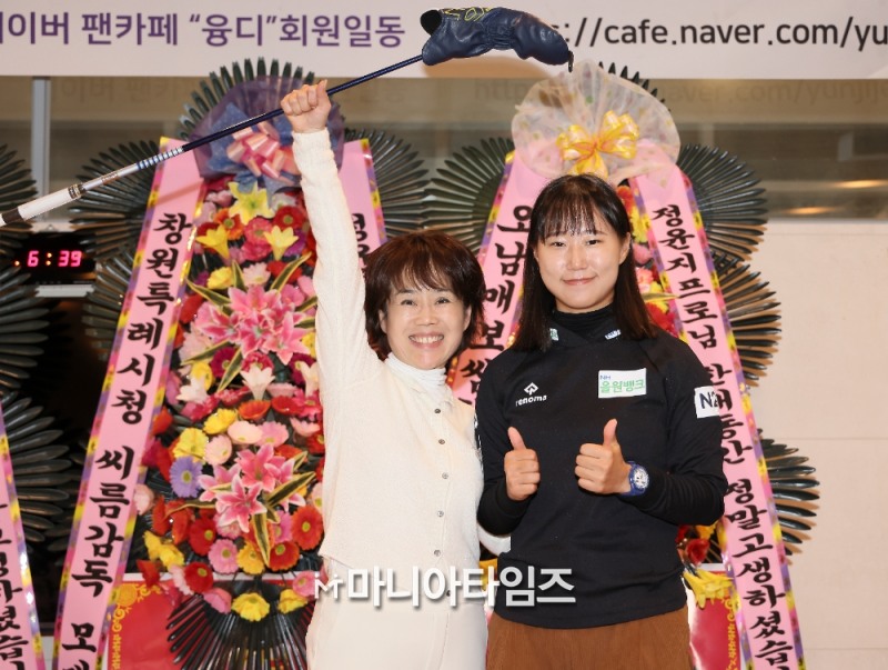 정윤지가 팬들에게 애장품을 전달하고 있다, 고령/마니아타임즈 손진현 기자