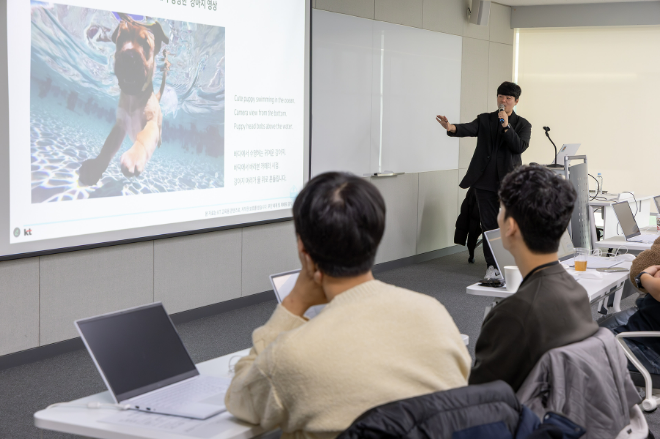 KT가 산업계의 AI 변화 속도에 맞춘 실효성 있는 교육을 원하는 다양한 수요에 맞춰 경기 성남시 KT 판교 사옥에 AI 전문 교육 공간인 ‘AI Campus’를 개소하고 실무형 AI 기반 업무 전환(AX) 역량 교육을 진행했다고 25일 밝혔다. ⓒ KT