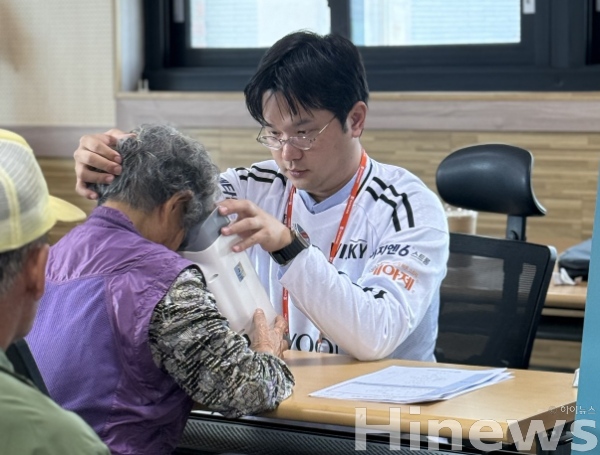 홍천군 주민이 ‘위스키’와 ‘옵티나’를 통해 안저검진을 받고 있다. (사진 제공=대웅제약)