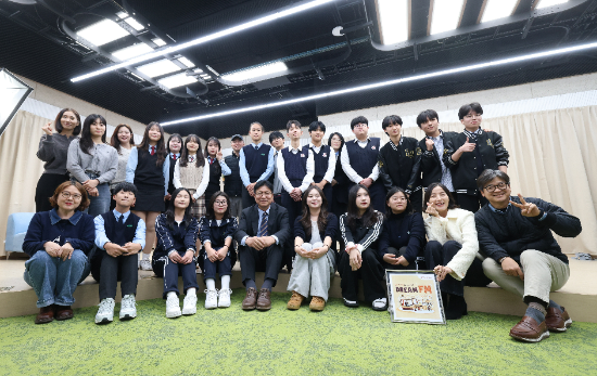 도성훈 인천광역시교육감이 『2025 청소년이 직접 만드는 라디오 방송 DREAM FM』 결산 특집 방송에 참여해 학생들과 기념촬영을 하고 있다.