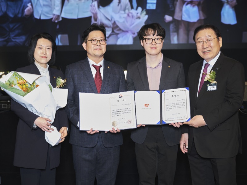 한화생명이 25일 열린 ‘2025 지역사회공헌 인정제’ 시상식에서 인정기관으로 선정되며, 보건복지부 장관상과 특별상을 동시에 수상했다. 한화생명 임직원과 사회복지협의회 회장 김성이 회장(오른쪽 첫번째)이 기념촬영을 하고 있다./한화생명 제공