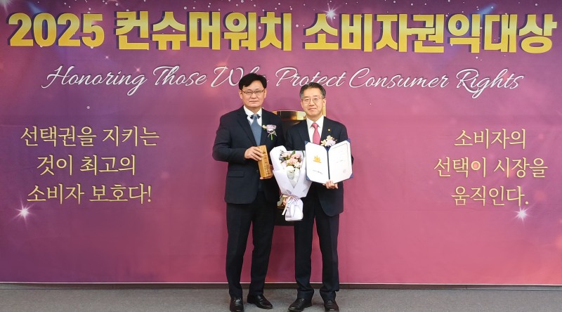 한화투자증권 한종석 최고고객책임자(CCO, 오른쪽)와 컨슈머워치 조경엽 공동대표(왼쪽)가 기념촬영을 하고 있다./한화투자증권
