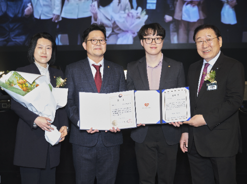 한화생명인 25일 열린 ‘2025 지역사회공헌 인정제’ 시상식에서 인정기관으로 선정되며, 보건복지부 장관상과 특별상을 동시에 수상했다. 한화생명 임직원과 사회복지협의회 회장 김성이 회장(오른쪽 첫번째)이 기념촬영을 하고 있다. / 사진 = 한화생명