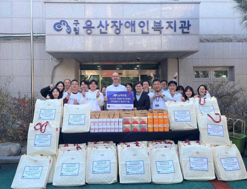 한스 브랑켄 악사손해보험 대표이사(좌)와 권기용 구립용산장애인복지관 관장(우) 및 양사 임직원들이 재가장애인 가구를 위한 ‘겨울철 방한용품 및 영양제 패키지’ 전달식 행사를 진행했다./악사손해보험 제공