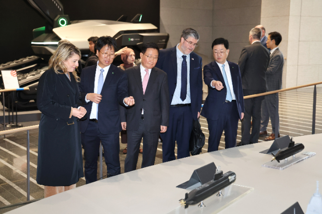 25일 멜라니 졸리 캐나다 산업부 장관과 필립 라포튠 주한 캐나다 대사 일행이 조석 HD현대 부회장, 주원호 HD현대중공업 사장과 함께 HD현대 글로벌R&D센터에서 미래형 선박·잠수함·호위함 등 함정 모형을 둘러보고 있다. / 사진 제공 = HD현대