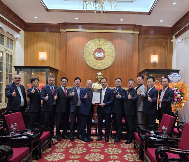베트남조국전선 부의장과 환담후 최근 홍수피해 국민을 위한 성금전달