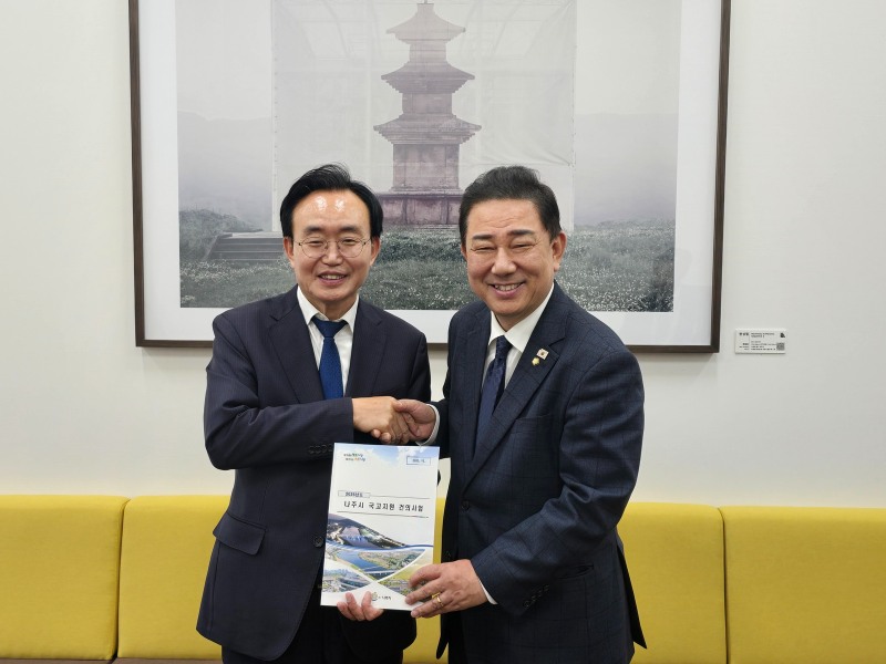 지난 24일, 윤병태 나주시장(왼쪽)과 김병기 더불어민주당 원내대표(오른쪽) (사진제공=나주시)