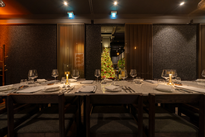 연말 분위기 조성 나선 판교 데이빗앤룰스, 매장 중앙에 대형 트리 배치