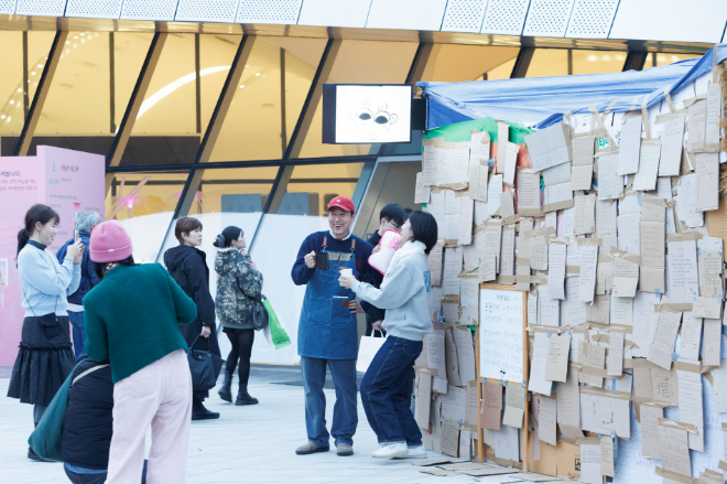 제2회 인문문화축제 현장 사진–천근성 작가 협력 전시 ‘필사 카페: 돈 대신 글을 받습니다’. (사진제공=아르코)