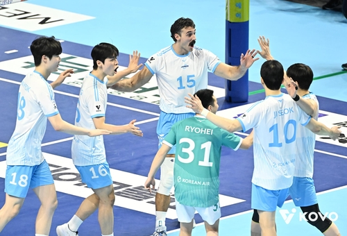 대한항공의 러셀(중앙)과 선수들 / 사진=한국배구연맹 제공. 연합뉴스
