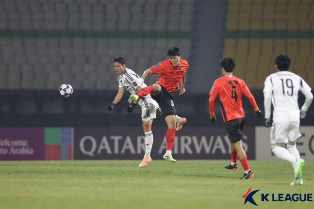 경합하는 마치다 젤비아의 오세훈과 강원FC의 박호영 / 사진=한국프로축구연맹 제공. 연합뉴스