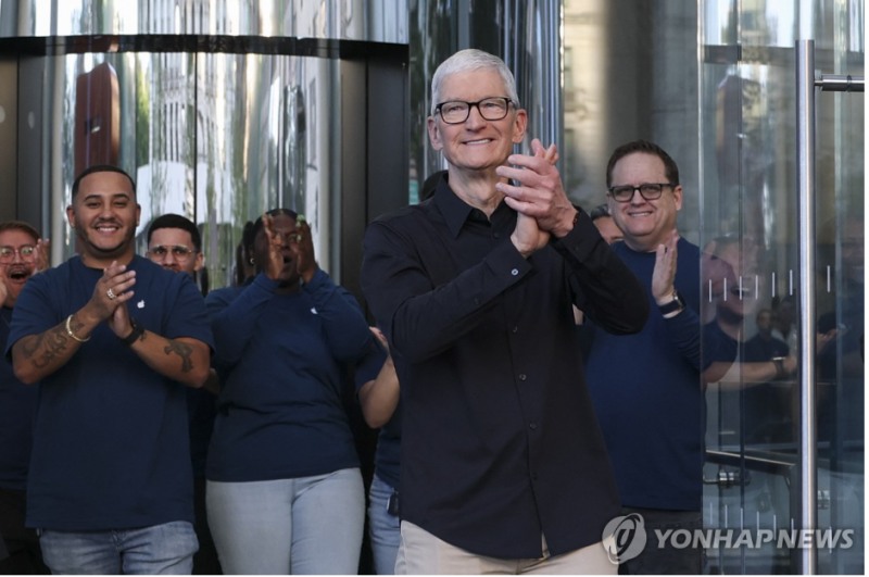 팀 쿡 애플 CEO는 지난달 말 3분기 실적 발표 후 컨퍼런스콜에서 아이폰17시리즈 판매가 상상을 초월할 정도라고 밝혔다. 사진=UPI, 연합뉴스