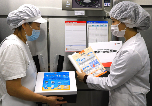 CJ프레시웨이 사회공헌 프로그램 '동행주방' 아현실버복지관 급식 안전 솔루션 제공 모습 / 사진 = CJ프레시웨이