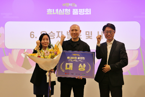 최종 우승을 차지한 김형찬 ‘김주방장중화제육’ 대표(가운데)와 제갈현실 동방성장위원회 동반성장지원부장(왼쪽), 홍종현 롯데웰푸드 푸드마케팅부문장(오른쪽)이 기념사진을 촬영하고 있다. / 사진 = 롯데웰푸드