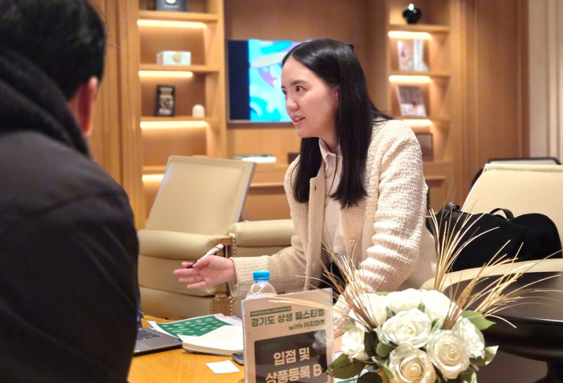 11월25일 신세계남산에서 열린 경기도 중소셀러 판매컨설팅에서 G마켓 MD가 무료 상담을 진행하고 있다.