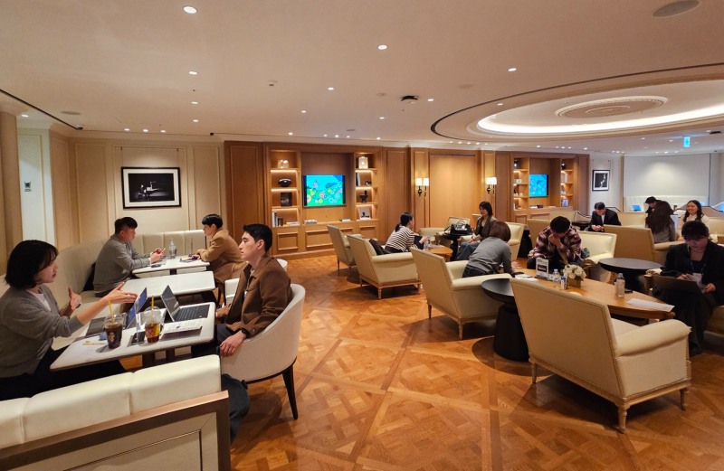 신세계남산에서 열린 경기도 중소셀러 판매컨설팅에서 G마켓 MD가 셀러와 일대일 상담을 진행하고 있다.