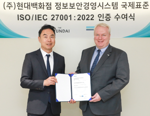 26일 오전 서울 강남구 현대백화점 본사에서 진행된 ISO 27001 인증서 수여식에서 정지영 현대백화점 사장(사진 왼쪽)과 비달 도로넨(Vidar Dolonen) DNV 인증원 한국·일본 지역 총괄 대표(사진 오른쪽)이 기념사진을 찍고 있다. / 사진 = 현대백화점