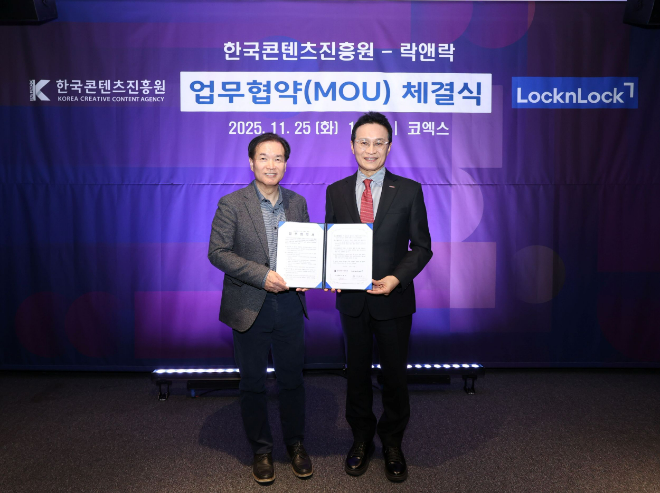 지난 25일 열린 '콘텐츠 IP 활성화' 협약식에서 (왼쪽) 천해우 락앤락 COO 부사장과 (오른쪽) 유현석 한국콘텐츠진흥원 원장직무대행이 기념사진을 촬영하고 있다. ⓒ 락앤락