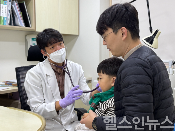 황영진 좋은문화병원 소아청소년과 과장의 진료 모습 (사진 제공=좋은문화병원)