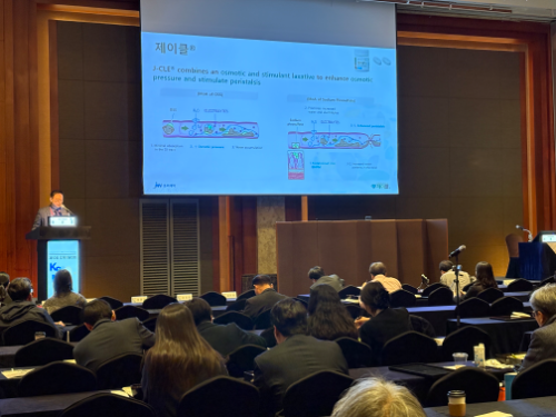 JW중외제약은이 지난 23일 롯데호텔 서울에서 열린 한국건강검진학회 추계학술대회에서 정제형 대장정결제 ‘제이클 정’ 심포지엄을 개최했다. 제이클 정 약효와 안전성, 복약 순응도를 공유하기 위해 마련된 이번 심포지엄에는 내과 전문의를 비롯한 의료진이 참석했다. / 사진 = JW중외제약