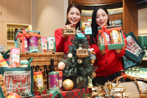 신세계백화점 강남점 지하1층 포트넘앤메이슨에서 모델들이 크리스마스 신상품을 소개하는 모습 / 사진 = 신세계백화점