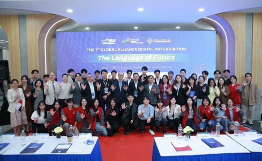 2025 글로벌 얼라이언스 미디어 아트전 참석자들이 기념촬영을 하고 있다. (사진제공=중앙대)