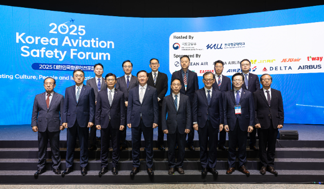 포럼에 참석한 우기홍 대한항공 부회장(앞줄 왼쪽 네 번째), 곽영필 국토교통부 항공안전정책과장(앞줄 왼쪽 다섯 번째), 허희영 항공대 총장(앞줄 왼쪽 여섯 번째)을 비롯한 항공업계 관계자들이 기념촬영을 하고 있다. / 사진 제공 = 대한항공