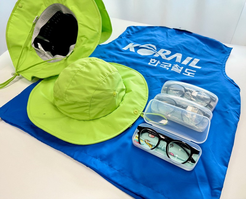 폐안전모 등을 활용해 업사이클링한 작업모와 돋보기안경./코레일