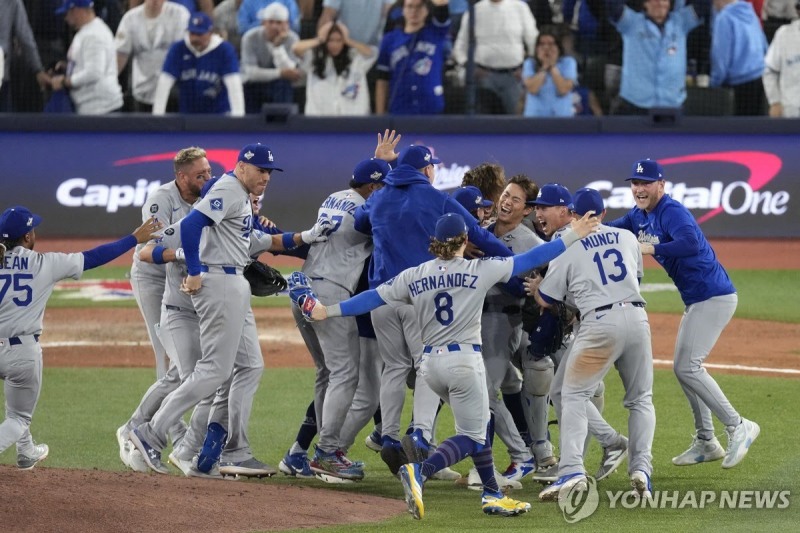 WS 2연패를 달성한 다저스 선수들이 기뻐하고 있다.