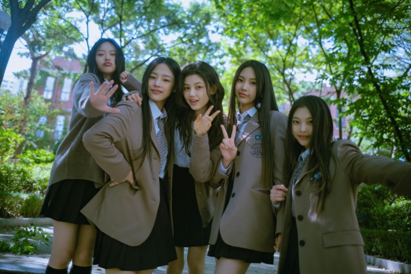 뉴진스 ‘Ditto’, K-팝 걸그룹 최초 日 레코드협회 스트리밍 부문 ‘트리플 플래티넘’ 인증…글로벌 영향력 입증