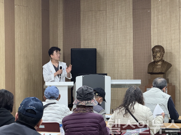 오승종 인하대병원 외과 교수가 위암 건강 공개강좌 현장에서 ‘위암의 치료와 수술 후 관리’라는 주제로 강연을 하고 있다. (사진 제공=인하대병원)