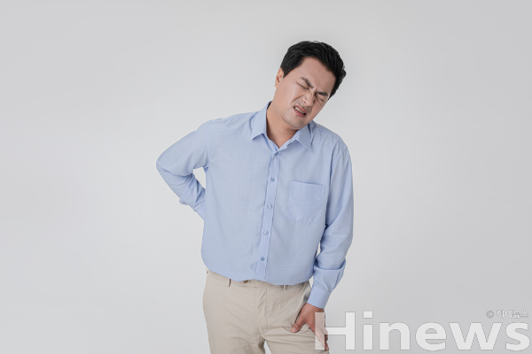 중년 이후 급격한 키 감소는 단순 노화가 아니라 척추 질환 신호일 수 있어 조기 점검과 근력 강화가 중요하다. (사진 제공=클립아트코리아)